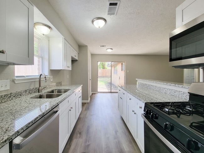 Building Photo - REMODELED 4 BEDROOM 2 BATH LEASE HOME IN HOUSTON