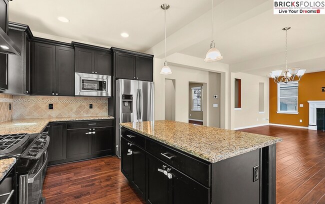 Building Photo - Natural Light-Filled Renton Home with Spac...