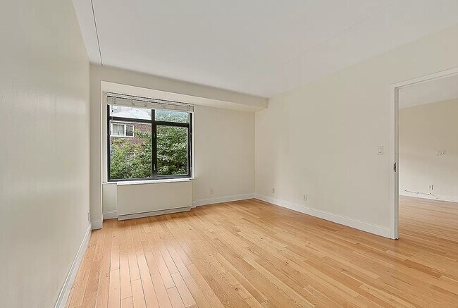 Building Photo - LOVELY 2 BEDROOM/2BATH