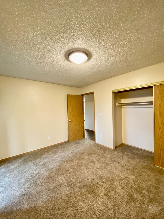 Building Photo - Unbeatable Price for 2 bed in 80916!  Secu...