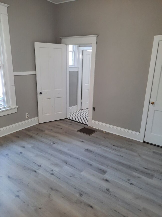 Building Photo - Lovely 3 bedroom 1 bath home