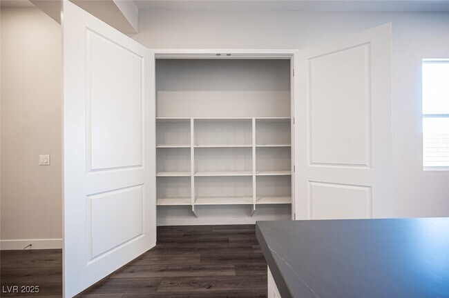 Building Photo - 117 Royal Cascade Ave