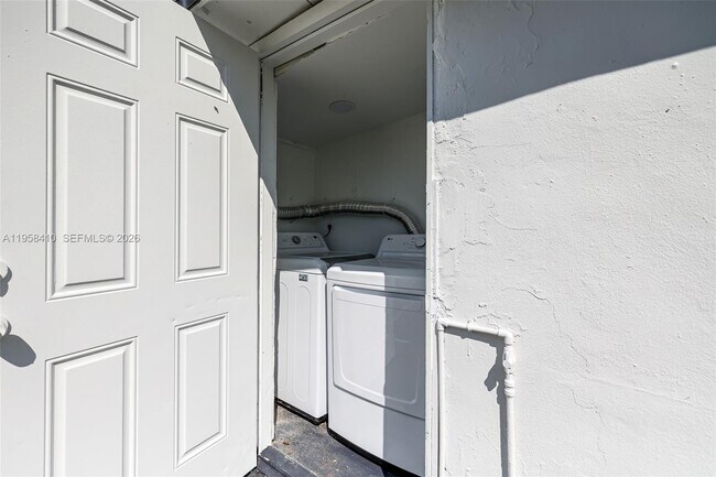 Building Photo - 1610 NW 33rd Ave