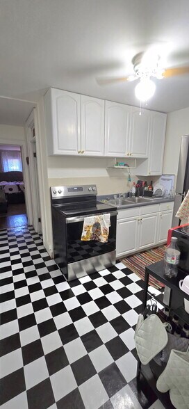 Building Photo - 573 Main St