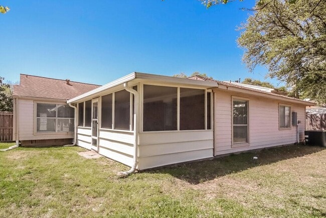 Building Photo - 1235 Park Ln