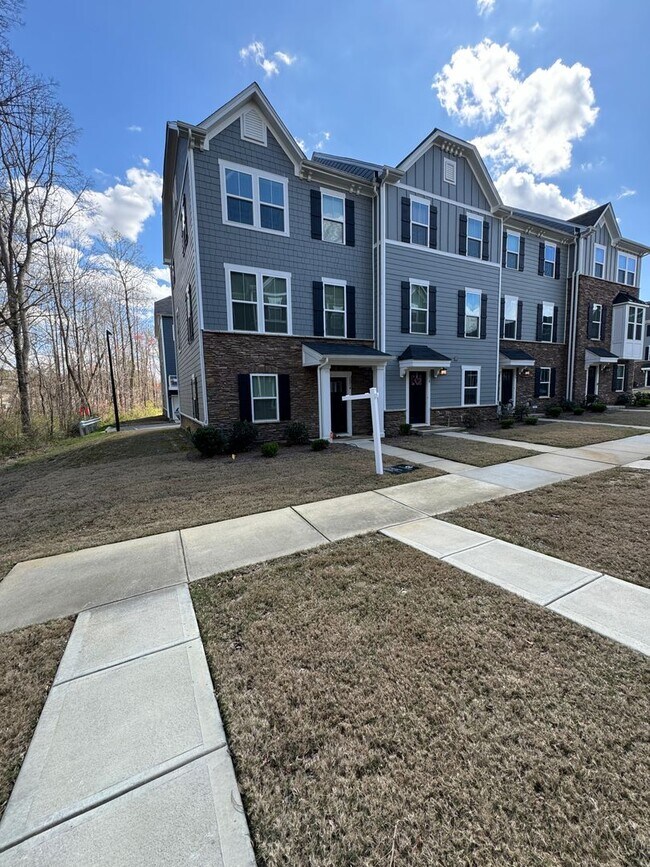 Building Photo - 3BR/2.5BA End Unit Townhome