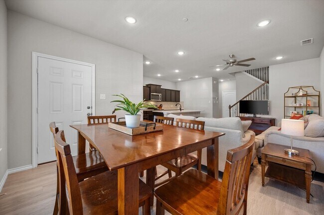 Building Photo - 3500 Brentwood Dr