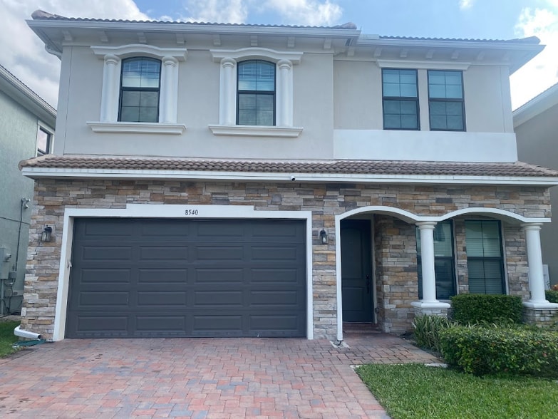 Building Photo - 8540 NW 39th Ct