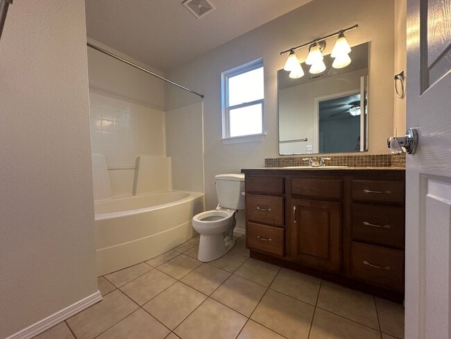 Building Photo - 3bed, 2bath 1,160sq.ft. 2car garage home i...