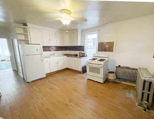 Building Photo - 2642 N Springfield Ave