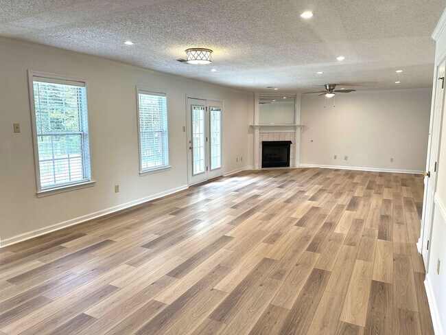 Building Photo - 680 Duncan Dr