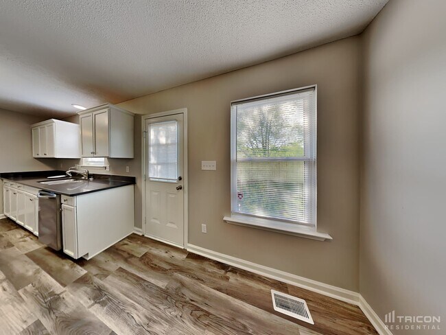Building Photo - 2425 Saluda Dr