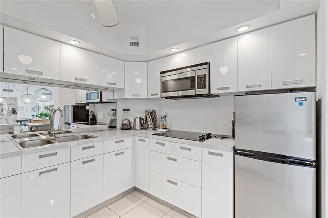 Building Photo - 300 Bayview Dr