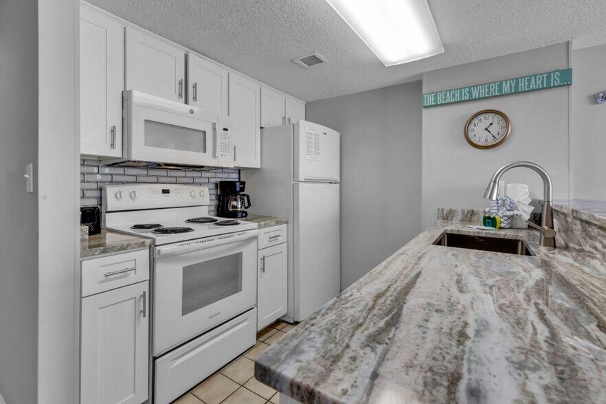 Building Photo - 647 N Creekside Dr