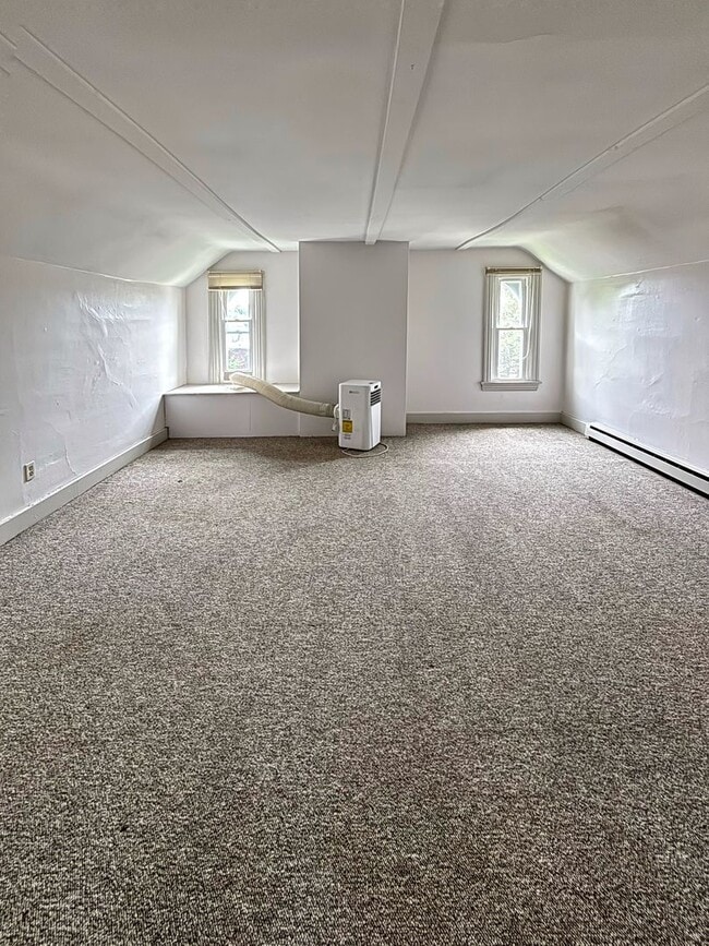 Building Photo - 3 bed 1.5 bathroom apartment in Harleysvil...