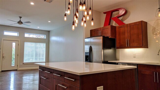 Building Photo - 1811 S Ervay St