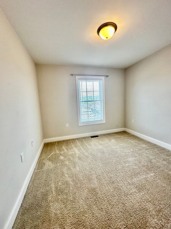 Building Photo - End Unit Townhouse for Rent in Crescent Ridge