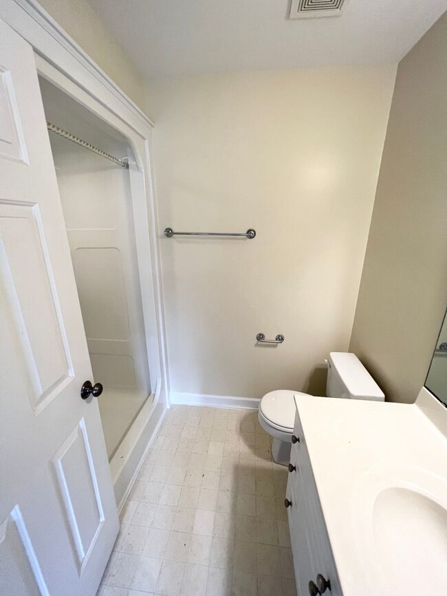 Building Photo - 2 Bedroom Townhome