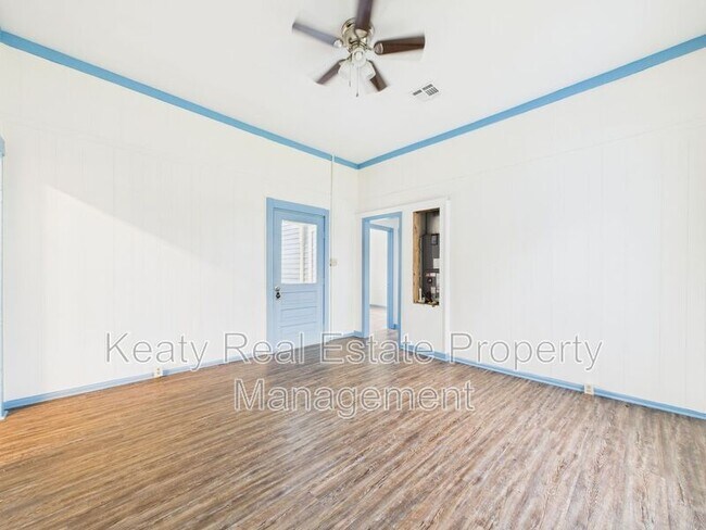 Building Photo - 405 E Convent St