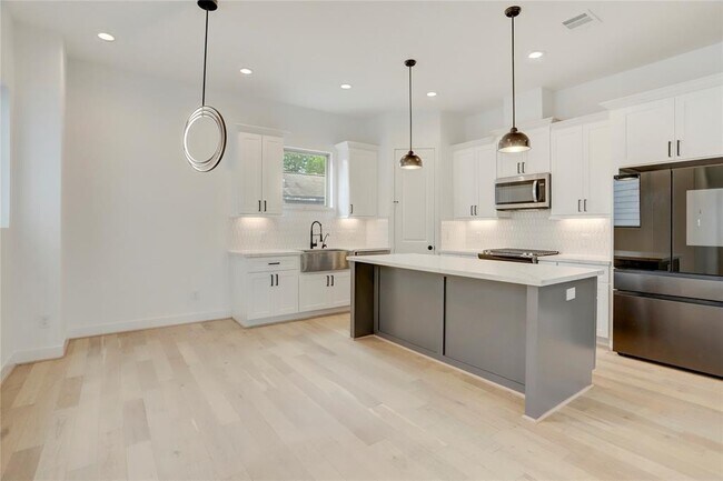 Building Photo - 2715 Drew St