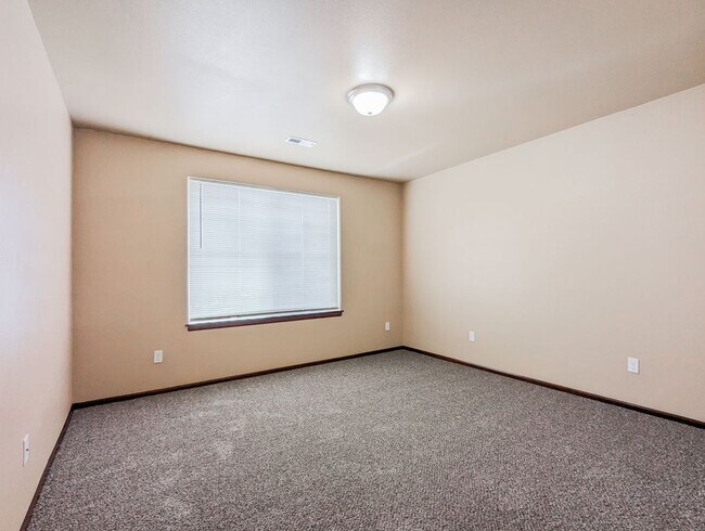 Building Photo - Spacious 4 bed/2.5bth Home W/ New Carpet &...