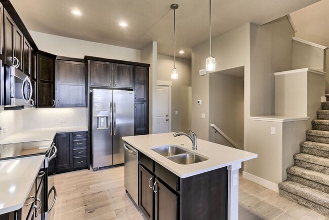 Building Photo - MOVE In SPECIAL - Beautiful 3 Bedroom 2 1/2 Bath Townhome in Loveland