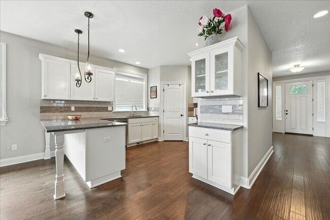 Building Photo - Elegant 3-Bedroom Fully Furnished Home wit...