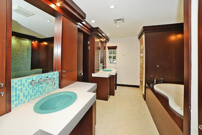 Building Photo - 6943 Giralda Cir