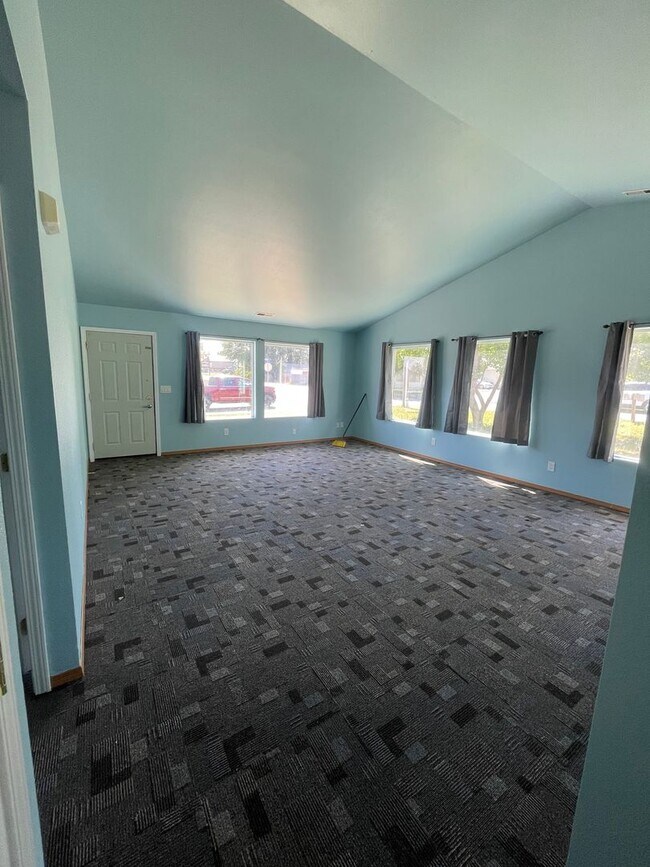 Building Photo - 1207 S 18th Ave