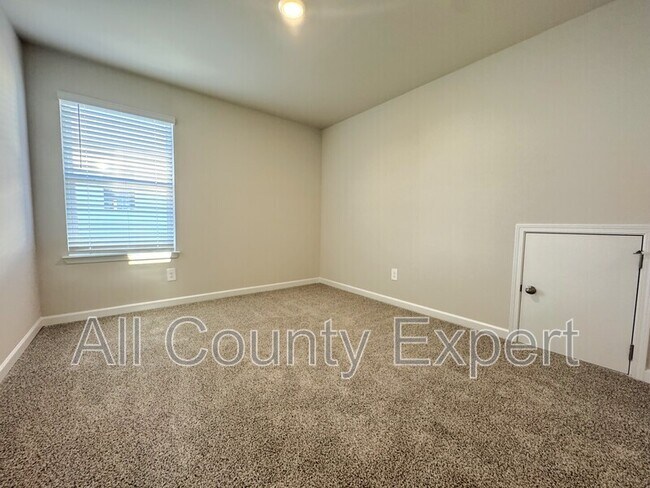 Building Photo - 823 Misty Holw Trl