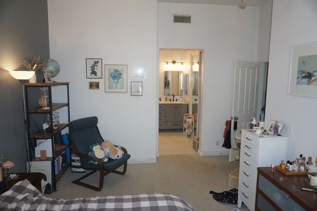 Building Photo - Stunning 2 Bed 2 Bath Tustin Condo with So...