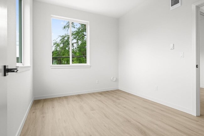 Building Photo - 540 N Blandena St