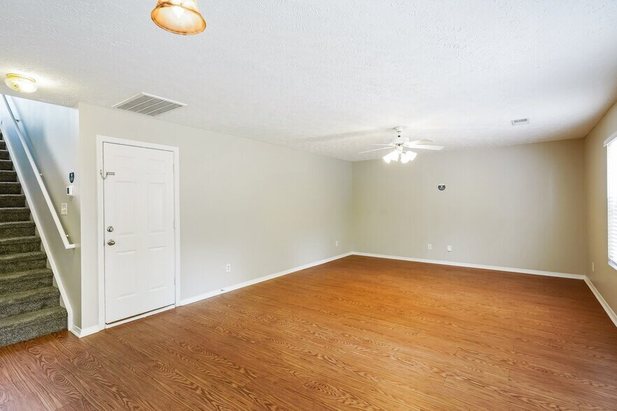 Building Photo - 2741 Sutherland Dr