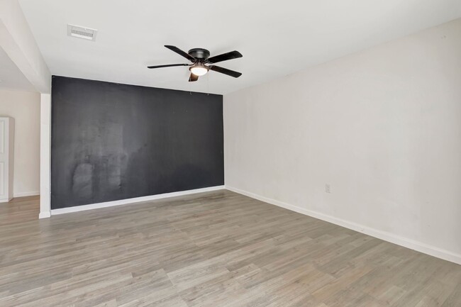 Building Photo - Updated Greenville Home