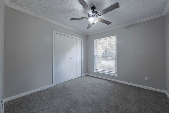 Building Photo - Cozy 3-Bedroom Rental with Fireplace & Mod...