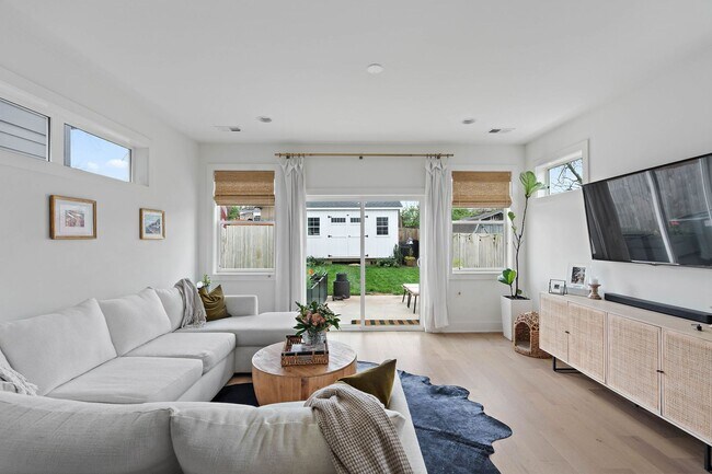 Building Photo - Stylish East Nashville Home with Open Layo...
