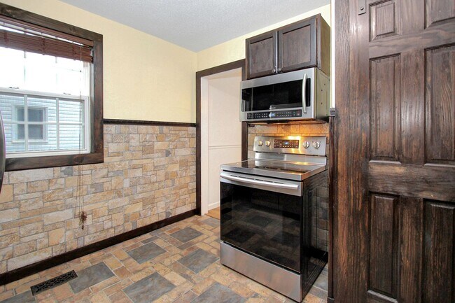 Building Photo - Well-Maintained Home with Spacious Yard and Screened Porch