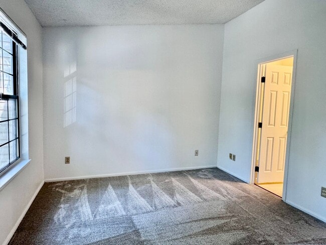 Building Photo - Well Maintained 2 BR/1BA Townhome Convenie...