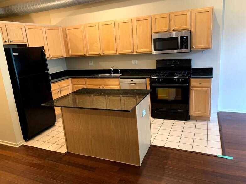 Building Photo - 1000 E 53rd St