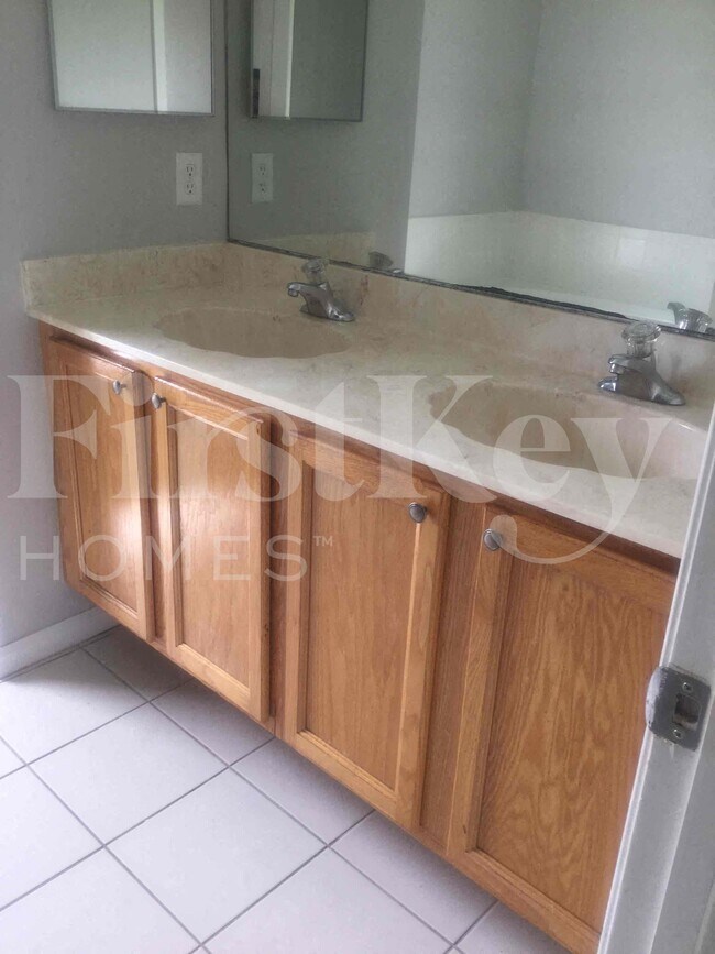 Building Photo - 662 SW Sandbar Terrace