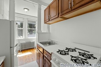 Building Photo - 172 Maple St