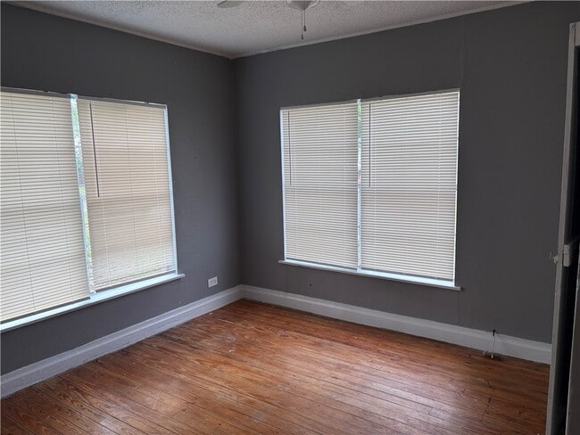 Building Photo - 701 W Lakeside Dr