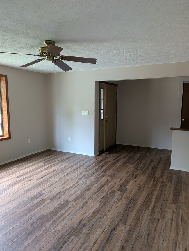 Building Photo - 549 Poplar Dr