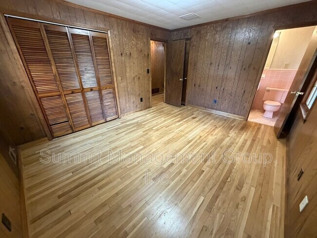 Building Photo - 200 Indian Creek Dr