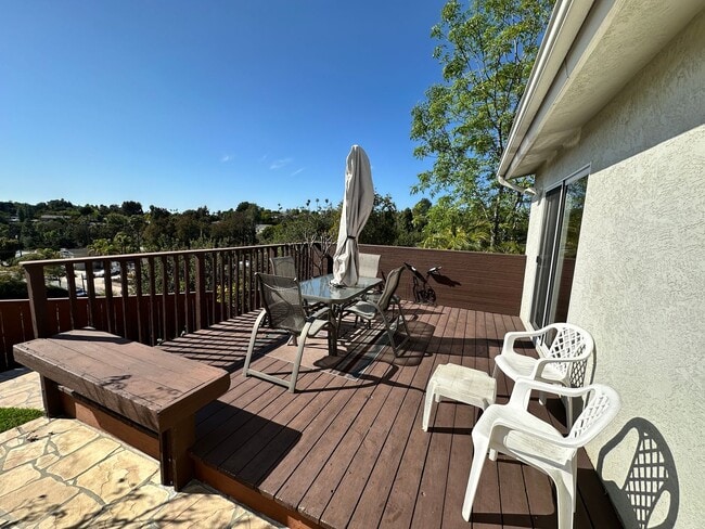 Building Photo - Large 3BD/2BA w/ Private Backyard!