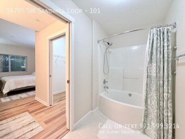 Building Photo - 14705 SW Sandhill Loop