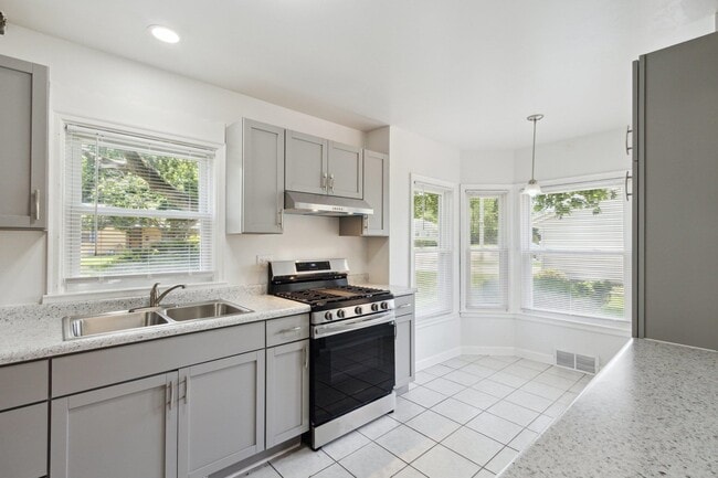 Building Photo - 504 Roland Ave