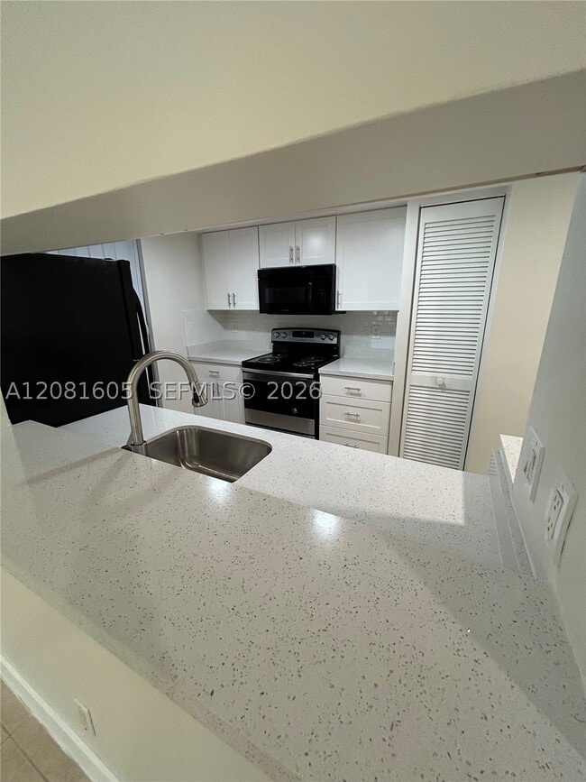 Building Photo - 9733 Westview Dr