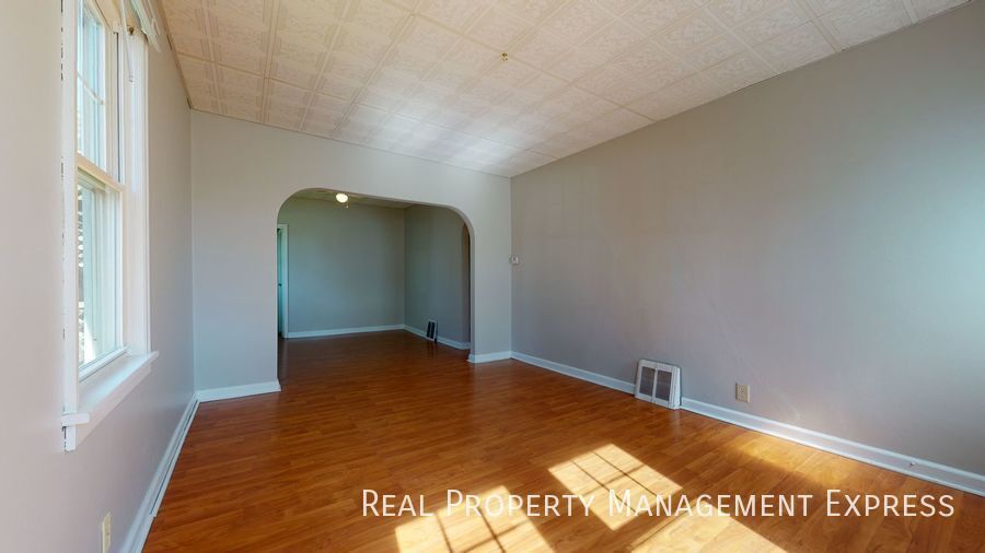 Building Photo - Renovated 2 Bedroom 1 Bathroom Home w/ Sin...