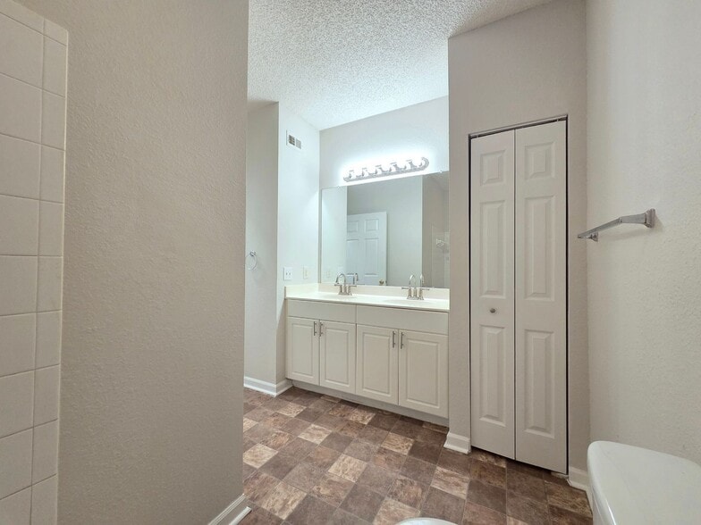 Building Photo - 1323 Arbor Lakes Cir